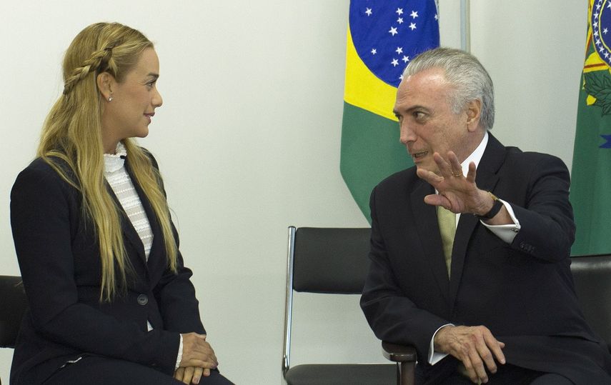 El presidente de Brasil, Michel&nbsp;Temer, habla con la opositora venezolana Lilian&nbsp;Tintori&nbsp;(i) este jueves 11 de mayo de 2017, en Brasilia, Brasil.