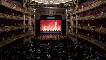 La gente espera en el Palacio Garnier el 13 de julio de 2020 en París, antes de asistir a un concierto ofrecido por la Ópera de París para patrocinadores y trabajadores de la salud involucrados en la lucha contra la enfermedad Covid-19 causada por el nuevo coronavirus.