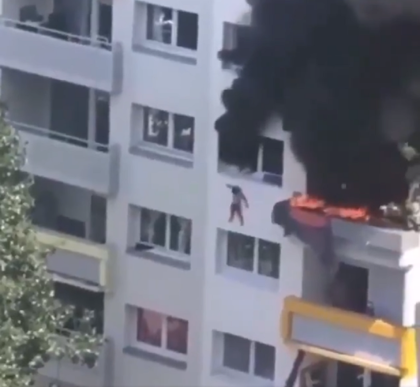 Momentos en que el ni&ntilde;o de tres a&ntilde;os salta del edificio en llamas.