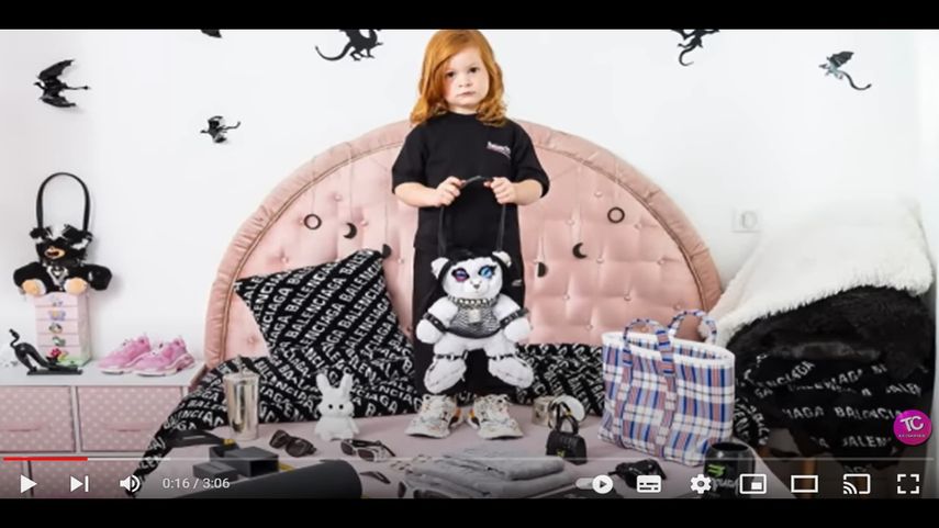 La casa de lujo francesa Balenciaga se encuentra en el punto de mira tras una campaña publicitaria con menores y accesorios de connotación sexual.