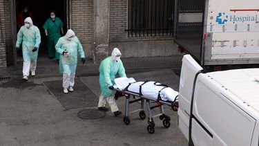 Trabajadores de salud trasladan el cad&aacute;ver de uno de los fallecidos por el coronavirus COVID-19 en el hospital&nbsp;Gregorio Maranon, en Madrid, Espa&ntilde;a, el 25 de marzo de 2020.