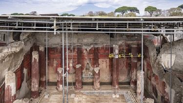 Friso desenterrado en una sala de banquetes de Pompeya.