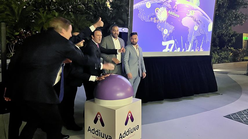 Directivos de Addiuva formalizan la apertura de su nueva oficina en Miami.