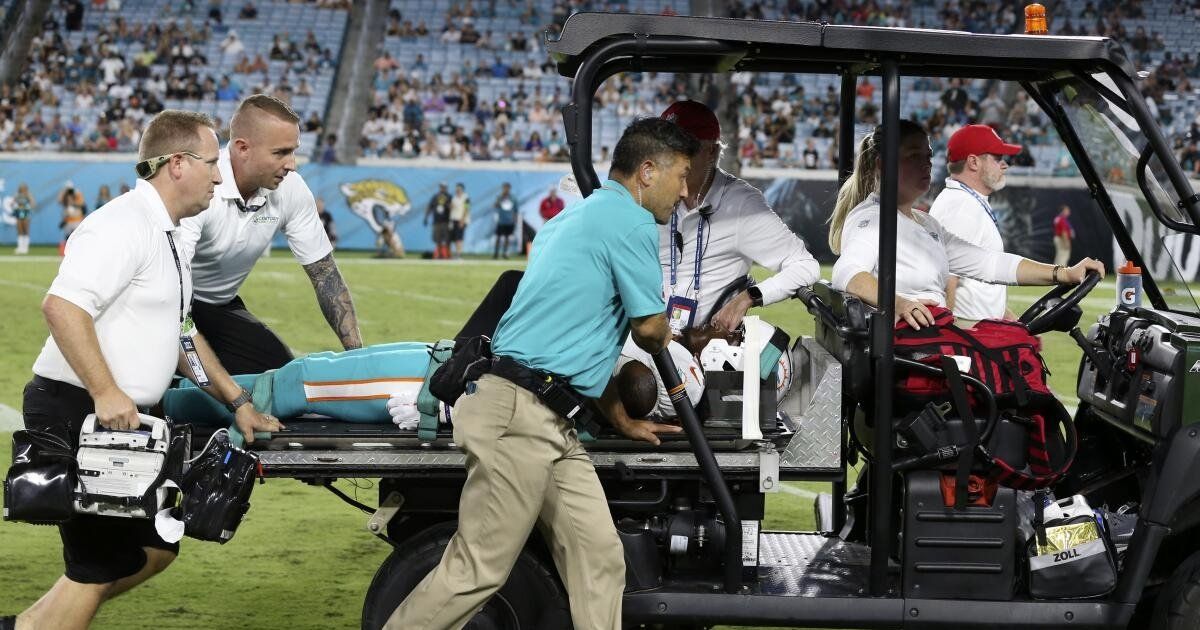 Tua Tagovailoa, de los Dolphins de Miami, sale del campo en camilla tras  fuerte golpe