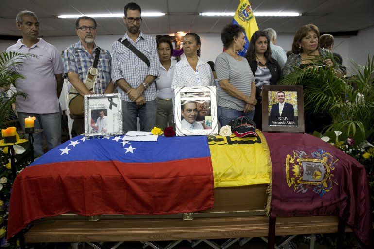 NOTICIA DE VENEZUELA  - Página 61 Familiares-y-amigos-se-reunen-alrededor-del-feretro-del-concejal-fernando-alban-el-10-octubre-2018