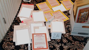 La imagen contenida en una carpeta judicial del Departamento de Justicia el 30 de agosto de 2022 y parcialmente tapada por la fuente muestra una foto de documentos incautados por el FBI en la finca de Mar-a-Lago del expresidente Donald Trump.&nbsp;