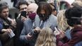 El actor Johnny Depp, en el centro, está rodeado de fanáticos cuando llega al Tribunal Superior de Londres, el jueves 16 de julio de 2020. El veredicto del caso se conocerá el lunes, dos de noviembre.&nbsp; 