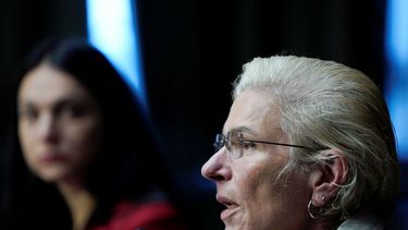 La doctora ucraniana Yuliia Paievska (derecha) habla durante una comparecencia ante legisladores estadounidenses en la Comisión de Helsinki, el jueves 15 de septiembre de 2022 en el Capitolio, en Washington.&nbsp;