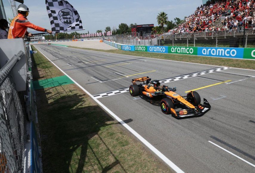 El piloto australiano de McLaren, Oscar Piastri, cruza la línea de meta para apuntarse la victoria en el Gran Premio de Montmeló, el 1 de junio de 2025.