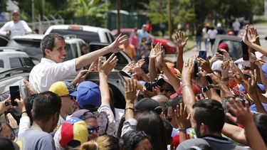 Fotografía del 24 de agosto de 2019 del presidente encargado de Venezuela, Juan Guaidó, en un recorrido por Valencia, en Venezuela.