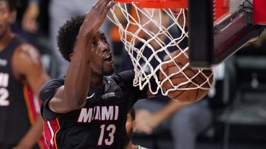 Bam Adebayo consigue una clavada en la primera mitad del sexto juego de la final de la Conferencia Este ante los Celtics de Boston, el domingo 27 de septiembre de 2020, en Lake Buena Vista, Florida