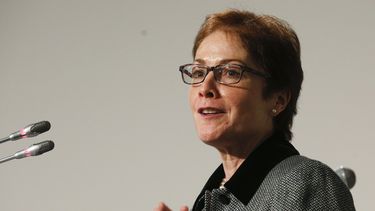 En esta foto de archivo del 30 de noviembre de 2018, la entonces embajadora de EEUU en Ucrania, Marie L. Yovanovitch, habla en Kiev. Yovanovich declara el viernes 11 de octubre de 2019 ante las comisiones del Congreso que investigan al presidente Donald Trump antes de posiblemente iniciarle juicio político. 