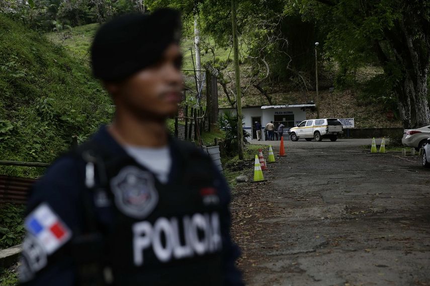 Agentes de la Policía Nacional custodian las instalaciones del centro penitenciario El Renacer donde se encuentra recluído el expresidente Ricardo Martinelli.