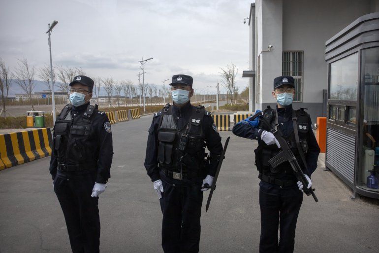 Policías apostados frente a la entrada al Centro de Detención Nro. 3 de Urumqi, en China, el 23 de abril del 2021.