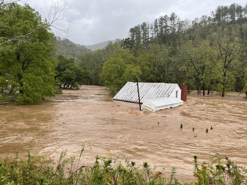El gato Ricardo Blanco quedó encima de un techo en medio de las inundaciones, como se aprecia en el centro de la foto. 
