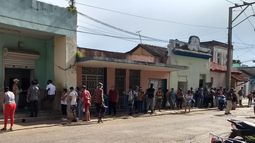 Cola para retiro de efectivo en un cajero automático en Cuba