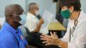 La doctora Sonia Pérez Rodríguez habla con uno de los voluntarios para probar la vacuna cubana La doctora Sonia Pérez Rodríguez habla con uno de los voluntarios para probar la vacuna cubana