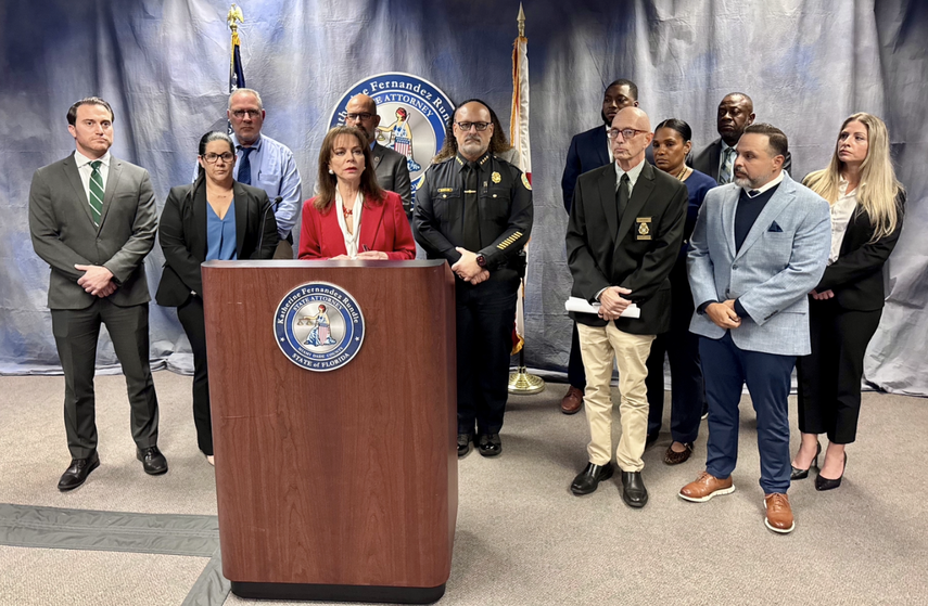 Katherine Fernandez Rundle, fiscal estatal de Miami-Dade junto a detectives y otros funcionarios públicos durante la conferencia de prensa de este martes.