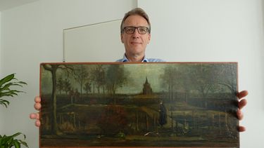 Una fotografía publicada por el detective de arte holandés Arthur Brand muestra un retrato de él posando con el título de la pintura Parsonage Garden at Nuenen in Spring, pintado por Vincent van Gogh en 1884, en su casa de Ámsterdam el 11 de septiembre de 2023.