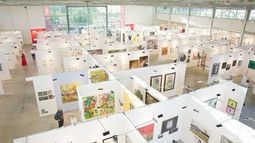 Vista general de Pinta Miami 2025 en The Hangar, Coconut Grove, donde artistas y galerías de América Latina y el Caribe presentan propuestas contemporáneas que dialogan con la memoria, el territorio y la experimentación. Vista general de Pinta Miami 2025 en The Hangar, Coconut Grove, donde artistas y galerías de América Latina y el Caribe presentan propuestas contemporáneas que dialogan con la memoria, el territorio y la experimentación.