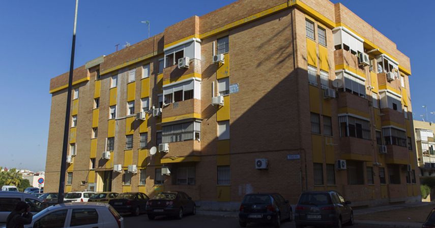 Edificio de viviendas en la localidad sevillana de Alcalá de Guadaira donde vivían el matrimonio fallecido y sus dos hijas, una de las cuales también ha fallecido mientras que la otra se encuentra ingresada en estado grave en la UCI por una intoxicació