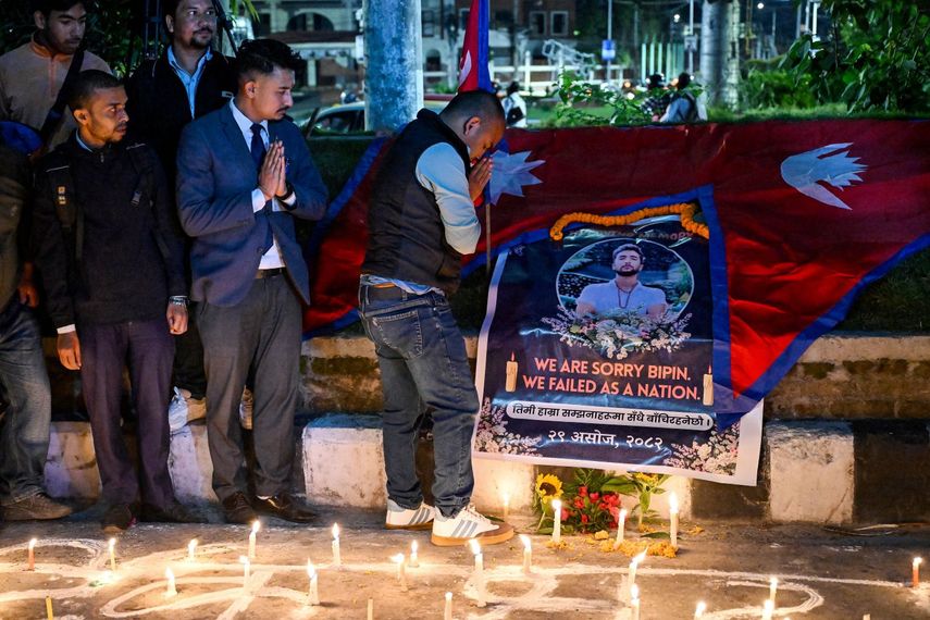 Personas rinden tributo a un joven asesinado por el grupo terrorista Hamás.