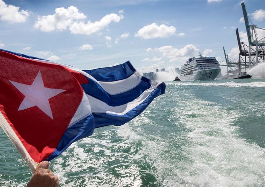 Una bandera cubana se ondea a lo lejos del crucero Adonia que hizo historia este lunes cuando arribó a La Habana, activando una ruta de viajes marítimos entre los EEUU y Cuba, la cual estaba cerrada desde hace más de 50 años. (EFE)