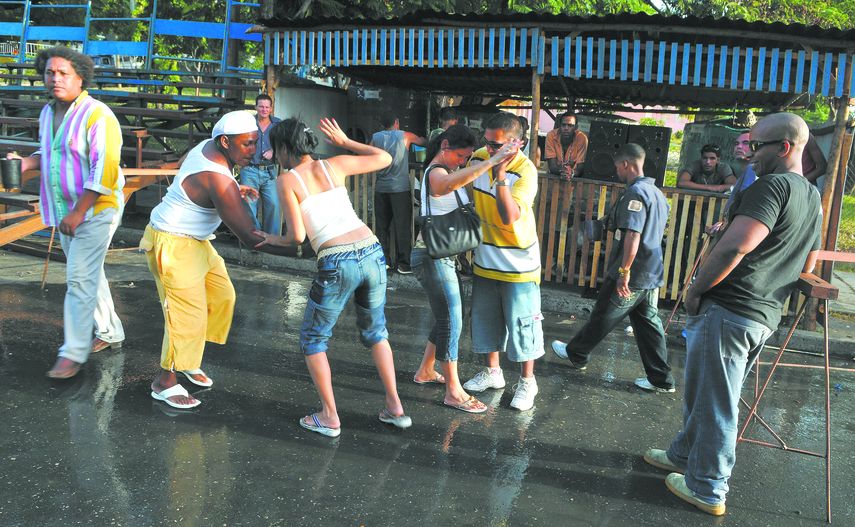 arias personas bailan y beben cerveza en Santiago de Cuba.&nbsp;