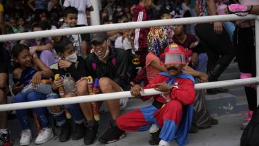 Un niño vestido como Súper Bigote, a la derecha, mira un desfile de carnaval en Caracas, Venezuela, el lunes 28 de febrero de 2022.&nbsp;