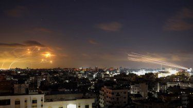 La imagen muestra los cohetes disparados desde la ciudad de Gaza (a la derecha) siendo interceptados por el sistema de misiles de defensa Cúpula de Hierro de Israel (a la izquierda).