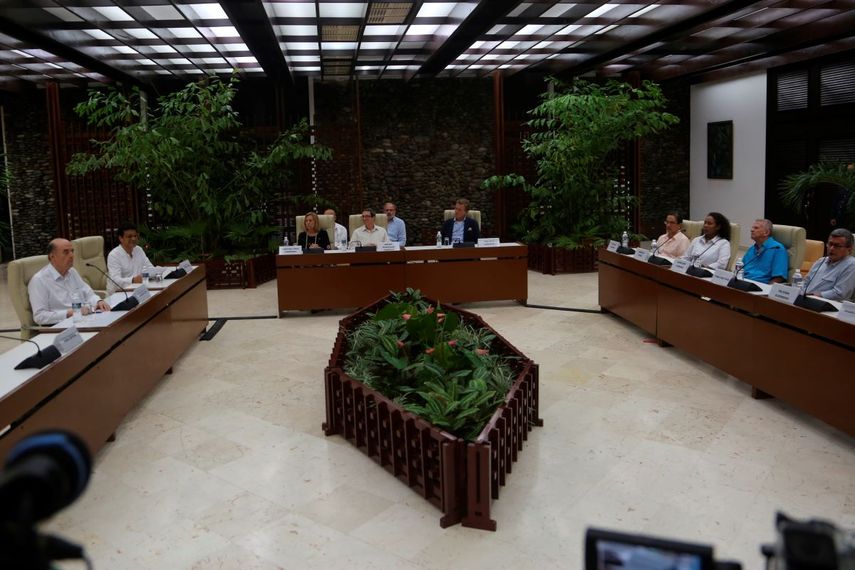  Las delegaciones del gobierno colombiano y el ELN anunciaron que se comprometen a dar los pasos necesarios para tratar de reactivar las negociaciones de paz suspendidas hace cuatro años