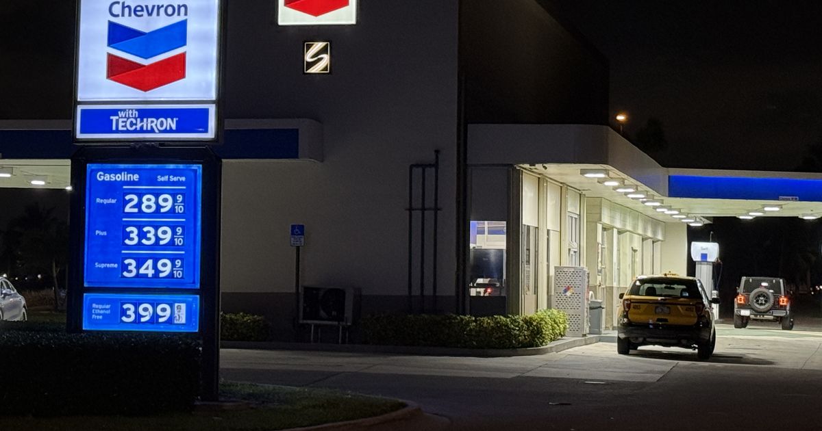 Precio de gasolina en Florida sube levemente, se mantiene entre los más bajos del año