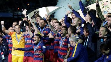 El festejo de los jugadores del Barcelona fue incesante, luego de conquistar su tercer Mundial de Clubes. (EFE)