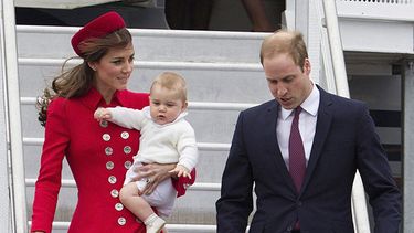 Los duques de Cambridge, Guillermo (derecha) y Catalina (izquierda), y su bebé, el príncipe Jorge, a su llegada a la base militar de Wellington en Nueva Zelanda. EFE/Str