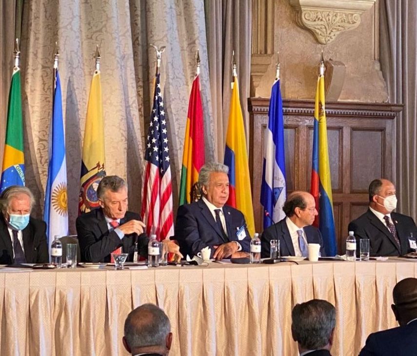 El presidente de Ecuador, Lenín Moreno (centro) en el Foro de Defensa de la Democracia, celebrado en Miami, Estados Unidos.