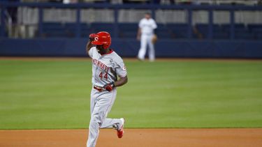 El dominicano Arístides Aquino rompió el récord de más jonrones para un novato de la Liga Nacional en un solo mes con su 14to tablazo de agosto y ahora se adueña de otra marca