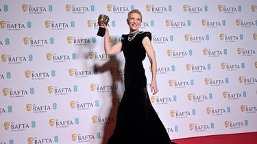 La actriz estadounidense-australiana Cate Blanchett posa con el premio a la Mejor actriz principal por su papel en Tar durante la ceremonia de entrega de los premios BAFTA de la Academia Británica de Cine en el Royal Festival Hall, Southbank Centre, en Londres, el 19 de febrero de 2023. Hollywood brilló en la alfombra roja.