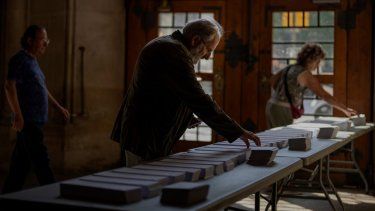Gente eligiendo boletas para las elecciones parlamentarias en Barcelona, España, el domingo 9 de junio de 2024.
