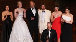 El director y guionista danés-noruego Joachim Trier recibe el premio a la Mejor Película Internacional por Sentimental Value junto a (de izquierda a derecha, en la parte de atrás) la productora noruega Maria Ekerhov, la actriz estadounidense Elle Fanning, el guionista noruego Eskil Vogt, el actor noruego Anders Danielsen Lie, la actriz noruega Renate Reinsve y la actriz noruega Inga Ibsdotter Lilleaas en el escenario durante la 98.ª edición de los Premios de la Academia en el Dolby Theatre de Hollywood, California, el 15 de marzo de 2026.