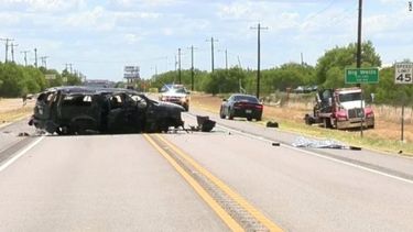 El vehículo SUV en el que viajaban los inmigrantes ilegales dio varias vueltas en la carretera.