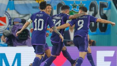 El delantero Julián Álvarez es felicitado por sus compañeros de la selección de Argentina tras anotar el segundo gol del juego contra Polonia en el último juego de la fase de grupos del Mundial de Catar 2022