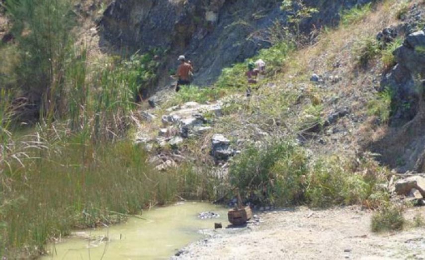 Luego de ser descubiertos, extractores ilegales de oro huyen.