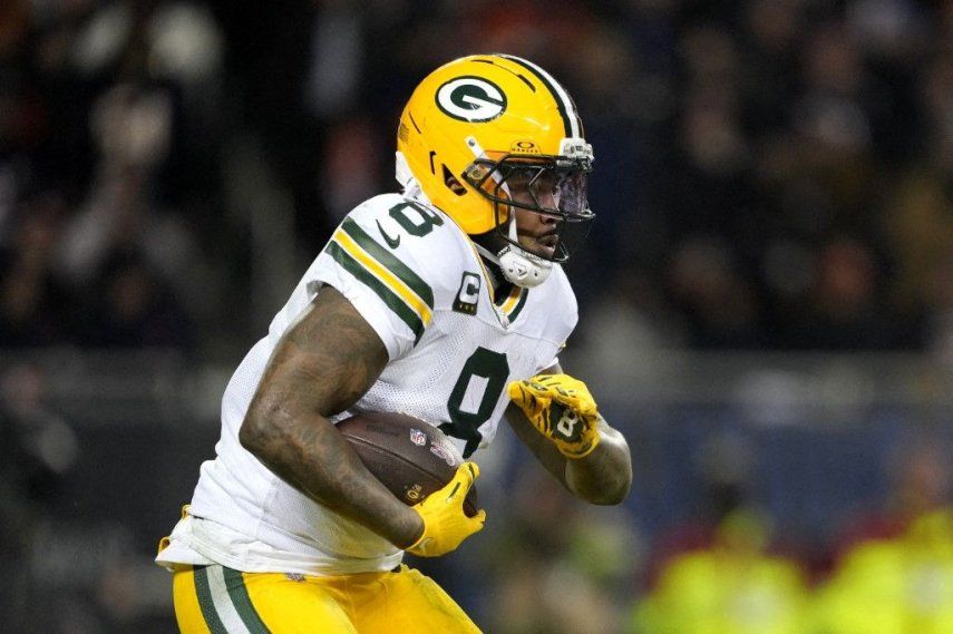 Josh Jacobs #8 de los Green Bay Packers corre con el balón contra los Chicago Bears durante el segundo cuarto del partido de playoffs de comodines de la NFC en Soldier Field el 10 de enero de 2026&nbsp;
