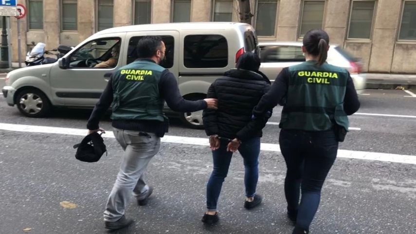 Vecina de Vigo detenida tras haber sustraído dinero de la cuenta bancaria de un septuagenario para el que trabajaba y que apareció muerto en su domicilio de Sober.