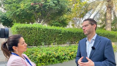 Desde su perspectiva como exalcalde y experto en cambio climático, Rodas aborda críticamente las recientes normativas, destacando la significativa inclusión de ciudades y gobiernos locales como destinatarios directos de recursos