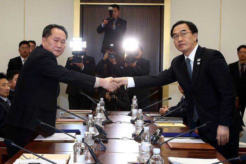 El jefe de la delegación norcoreana que dirige el comité para la Reunificación Pacífica de&nbsp;Corea, Ri Son-gwon (izq.), y su homólogo surcoreano, Cho Myoung-gyon (der.), se saludan en la localidad de Panmunjon (Corea&nbsp;del Sur) el 9 de enero de 2018.