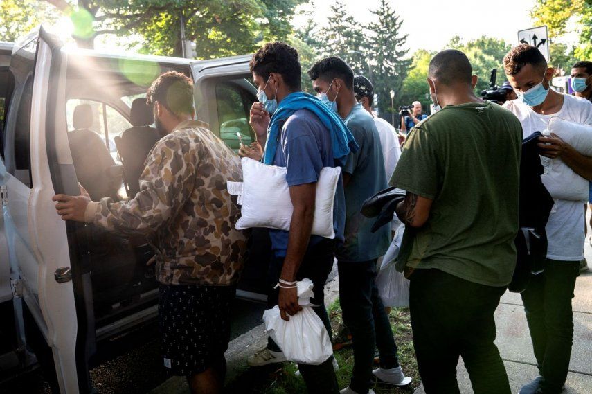 Migrantes en la isla Marthas Vineyard son trasladados a una base militar en en Massachusetts.
