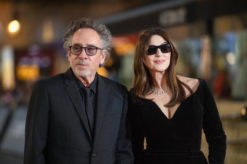 El director estadounidense Tim Burton y la actriz italiana Monica Bellucci posan en la alfombra roja para promocionar la película Maria Callas: Cartas y Memorias durante el 72.º Festival Internacional de Cine de San Sebastián, en la ciudad vasca de San Sebastián, el 26 de septiembre de 2024.&nbsp;