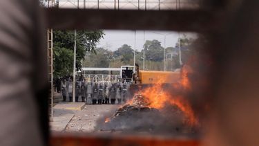Así fueron incendiados los dos camiones que llevaban la ayuda humanitaria a Venezuela. &nbsp;&nbsp;