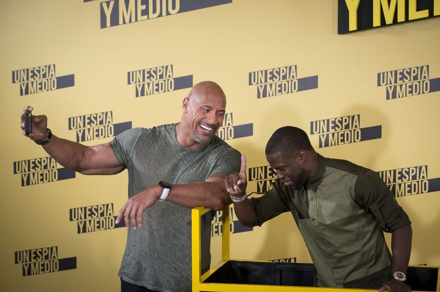 Precisamente en la saga Jumanji también aparece el actor y comediante Kevin Hart, quien iba a ejercer como anfitrión hasta que renunció.
